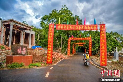 中国侨网图为海南儋州为高考学子立升学“彩门” 骆云飞 摄