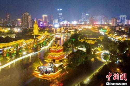 中国侨网航拍江苏淮安里运河文化长廊迷人夜景。(资料图)泱波摄