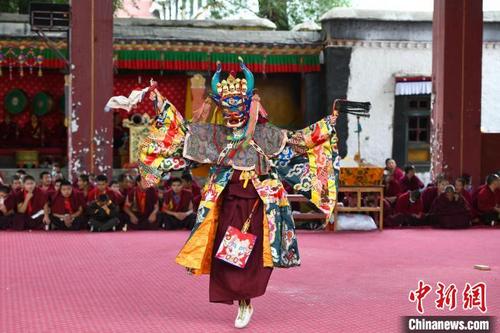 中国侨网图为9月8日，西藏扎什伦布寺开始举行年度跳神活动。　江飞波　摄