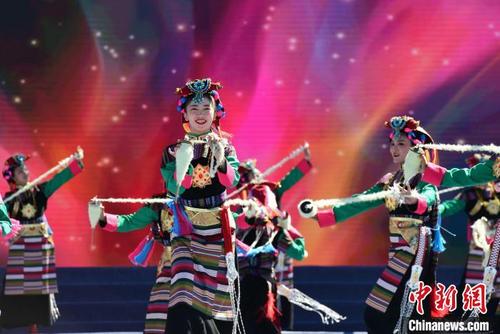 中国侨网图为演员在2021中国西藏雅砻文化节开幕式上表演舞蹈《织梦》。　贡嘎来松　摄