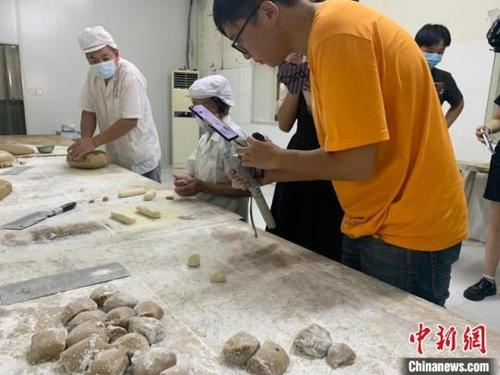 中国侨网制作月饼现场直播瑞安市委宣传部供图