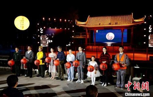 中国侨网9月21日晚,2021“卢沟晓月”中秋文化活动在永定河畔的北京园博园举行。 富田 摄