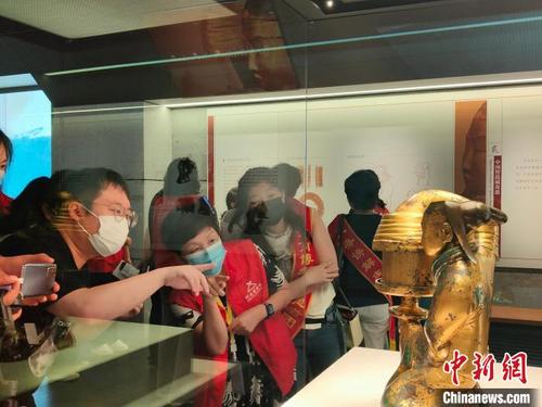中国侨网图为志愿讲解员向观众讲解长信宫灯有关情况。 杨大勇 摄