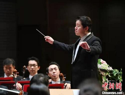 中国侨网指挥家黄屹 北京国际音乐节供图