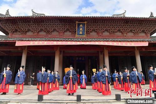 中国侨网图为福州会场祭拜仪式。　张斌　摄