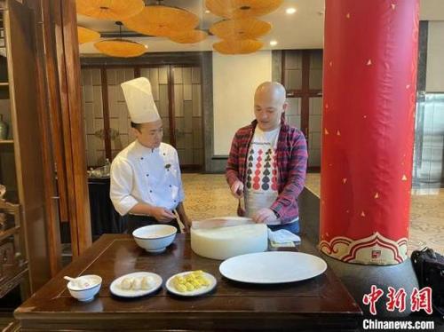 中国侨网来自日本仙台的太田直喜体验制作“故乡菜”。童笑雨摄