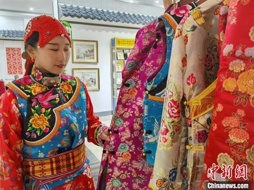 中国侨网10月17日,甘肃省藏族艺人在该省妇联“陇原巧手馆”内讲解展示刺绣等技艺。 徐雪 摄