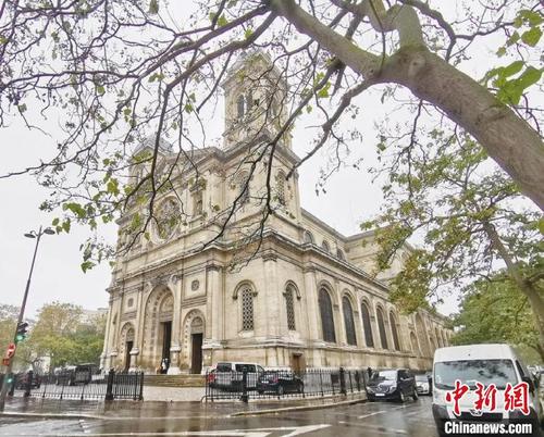 中国侨网   法国汉学家汪德迈的宗教弥撒仪式在巴黎7区的圣·弗朗索瓦·泽维尔教堂举行。　靖树　摄