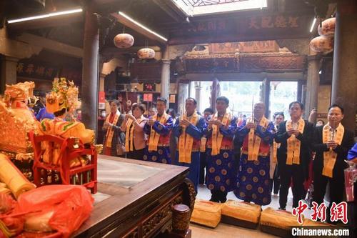 中国侨网10月22日，湄洲妈祖祖庙董事会为尼日利亚拉格斯中非第一村妈祖庙举行割香掬火仪式。　高亚成　摄