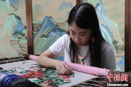 中国侨网梁晓曼在绣荔枝 孙秋霞 摄