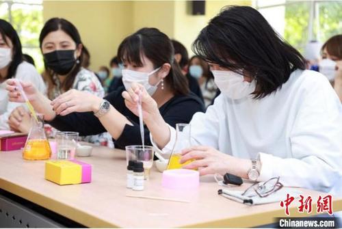 中国侨网外籍人士制作了具有中医药养生功效的六神丸香皂。　上海中医药大学供图