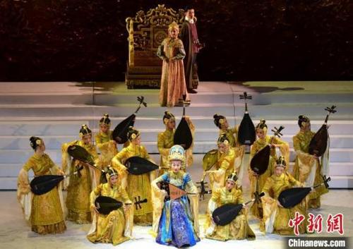 中国侨网12把琵琶同时演奏南音名曲《公主别》。何韶峰摄