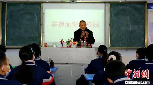 中国侨网非遗面塑进校园。 衡欢 摄