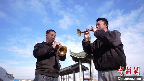 中国侨网李晓盼（右）在吹奏唢呐。　吴琼　摄