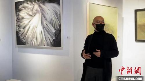 中国侨网工作中的李晓峰。　杨予頔　摄