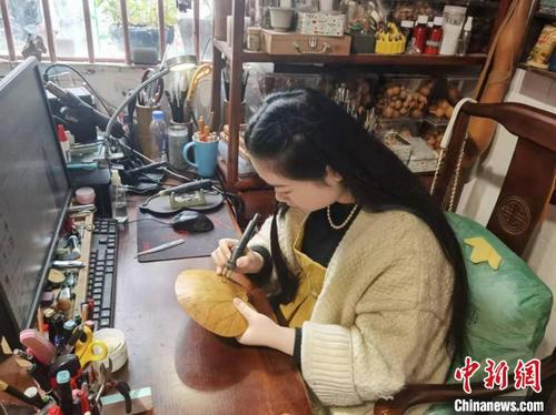 中国侨网吴芸婷在创作中。　王仪楚 供图
