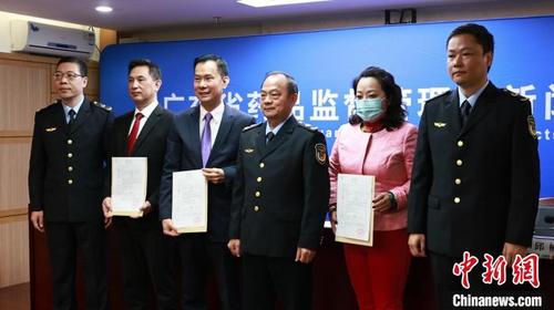 中国侨网广东发放首批港澳传统外用中成药内地上市注册证书　王庆然　摄