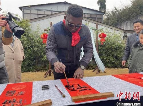 中国侨网外国友人手写“福”字 徐佳伊 摄