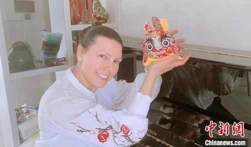 中国侨网图为薇娜展示家中的布艺老虎。 本人供图