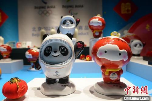 中国侨网陶瓷版“冰墩墩”“雪容融”产自“世界陶瓷之都”福建德化。 李宏图 摄