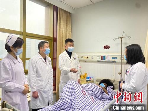 中国侨网埃塞俄比亚留学生正在接受治疗。　院方供图