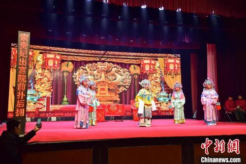 中国侨网图为演出中的哈哈腔剧团。 尹向平 摄