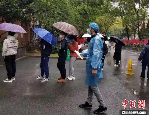 中国侨网图为法迪正在江西中医药大学核酸检测现场维护秩序。 受访者 供图