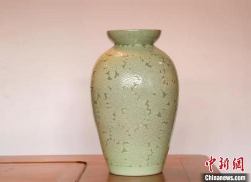 中国侨网百朵向阳花开越窑青瓷瓶 唯一艺术供图