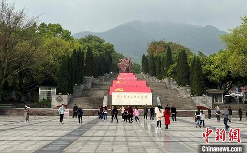 中国侨网图为清明节重庆社会各界人士缅怀红岩英烈。肖江川摄