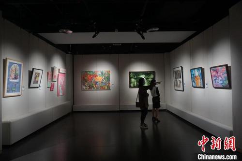 中国侨网观众在欣赏展出的作品。　温州市文化广电旅游局供图