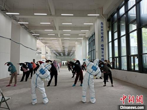 中国侨网医疗队队员带领大家锻炼身体。　湖南中医药大学第一附属医院供图