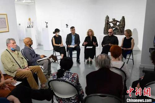 中国侨网展览开幕式上的作品研讨会。 刘士铭艺术基金会供图