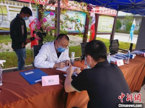 中国侨网中国援柬中医抗疫专家组成员陈冬为在柬中资企业员工义诊。　专家组提供