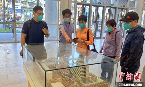 中国侨网今年年初，先遣组一行考察考斯玛中柬友谊医院。　徐峰　摄