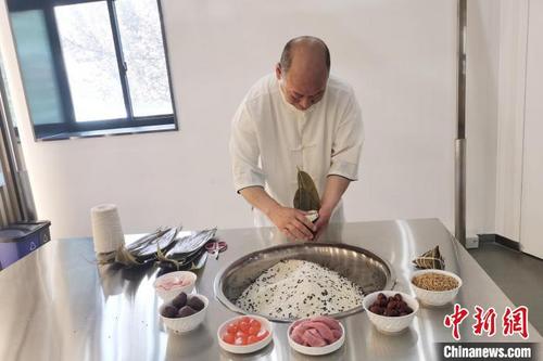 中国侨网胡建民演示粽子制作技艺 张雨滴 摄