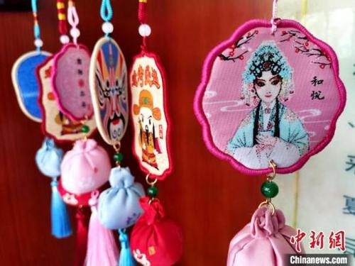中国侨网6月11日，泰安市2022年文化和自然遗产日宣传展示暨非遗购物节活动在泰山脚下的岱庙举行。　柳萍　摄
