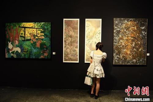 中国侨网图为市民参观展览。 周毅 摄