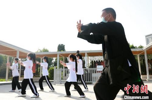 中国侨网河北省邢台市任泽区太极拳爱好者在传授孩子们王其和太极拳。　宋杰 摄