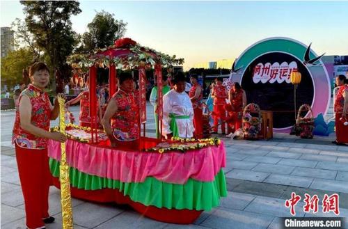 中国侨网6月24日,“非遗夜市”明月湖市集开市,现场进行民俗展演。 崔佳明 摄