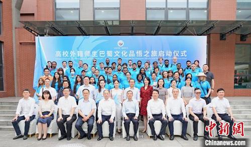 中国侨网活动嘉宾合影。 肖蓉 摄