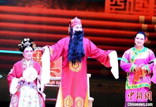 中国侨网图为黄志元(中)正在演出。黄冬媚摄