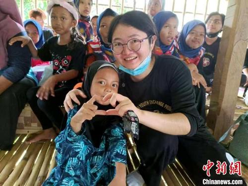 中国侨网团员任亚兰的爱心,通过一个小手势传递给了这名原住民女孩 主办方供图