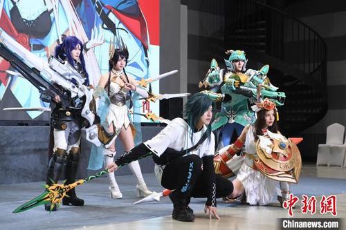 中国侨网cosplay爱好者在发布会现场进行动漫角色展示。　陈超　摄
