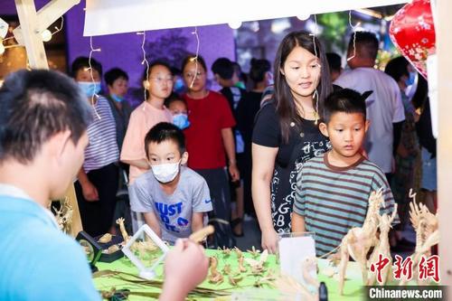 中国侨网民众驻足竹编摊位 殷兴华 摄