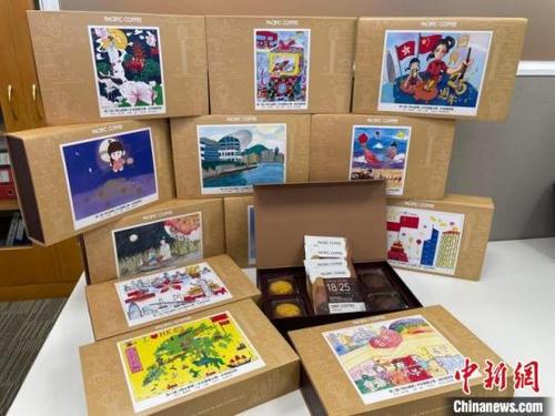 中国侨网月饼盒上贴着“同心创梦”绘画大赛作品。　华润集团供图