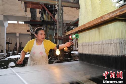 中国侨网工人在生产绫绢。　施紫楠 摄