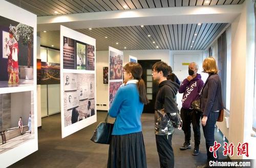 中国侨网旅德深造中国学子及德国师生参观孝德文化摄影作品展 朱梦琦 摄