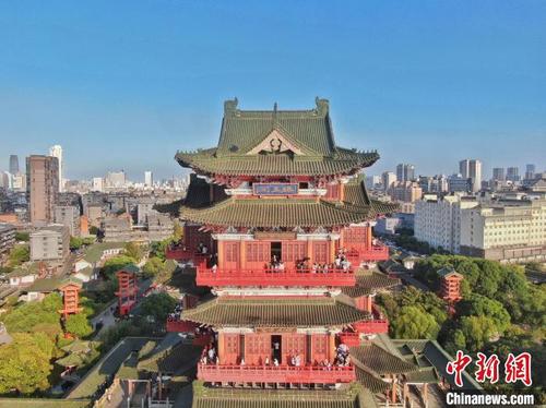 中国侨网图为航拍不少旅客在滕王阁上观光游览。 刘力鑫 摄
