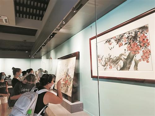 中国侨网“华彩满堂——广州‘三雕一彩一绣’精品荟萃”主题展览 羊城晚报记者 黄宙辉 摄