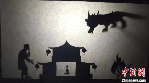 中国侨网艾丽塔制作的皮影戏。 受访者供图